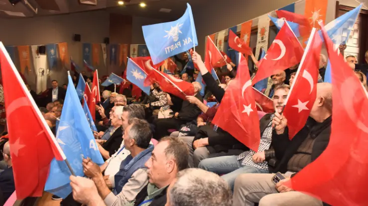 AK Parti Seferihisar’da kongre tamamlandı: Serdar Kısaağa güven tazeledi