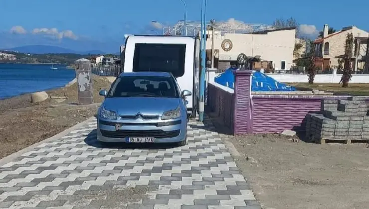 Akarca Sahili’nde kaldırıma park eden karavan tepki çekti