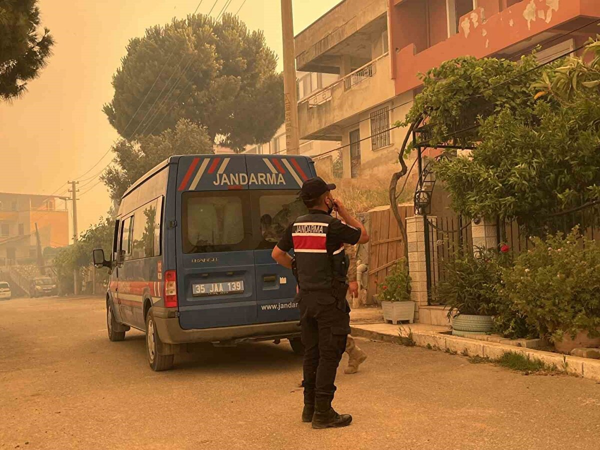 Alevler mahalleye dayandı: Seferihisar’da tahliye kararı