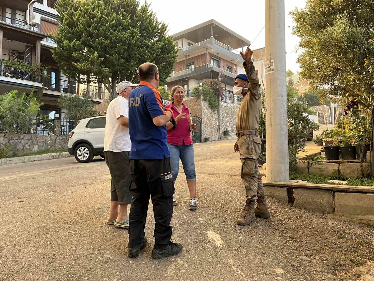 Alevler mahalleye dayandı: Seferihisar’da tahliye kararı