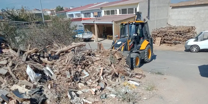 Belediye çalışanları, Seferihisar’ı dip temel temizledi