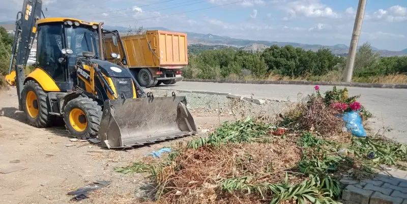 Belediye çalışanları, Seferihisar’ı dip temel temizledi