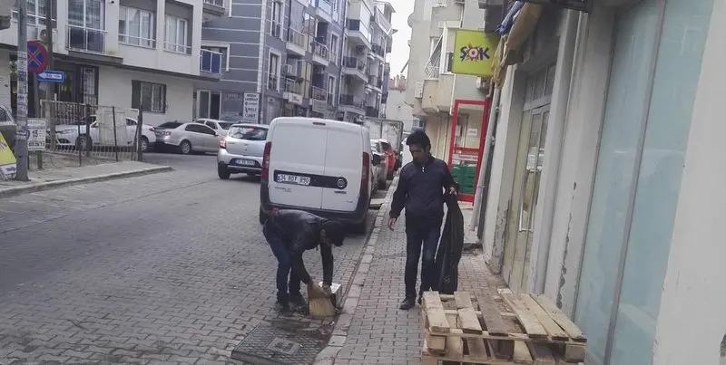 Belediye çalışanları, Seferihisar’ı dip temel temizledi