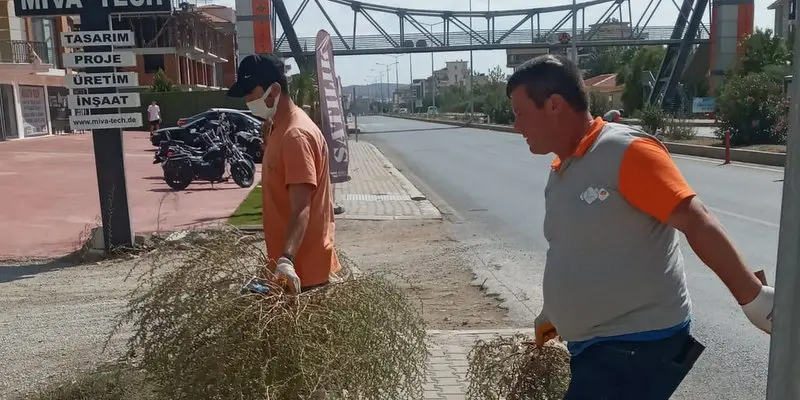 Belediye çalışanları, Seferihisar’ı dip temel temizledi