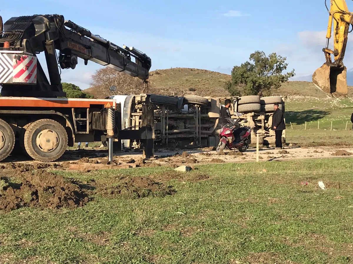 Beton mikser kamyonu devrildi: 1 yaralı