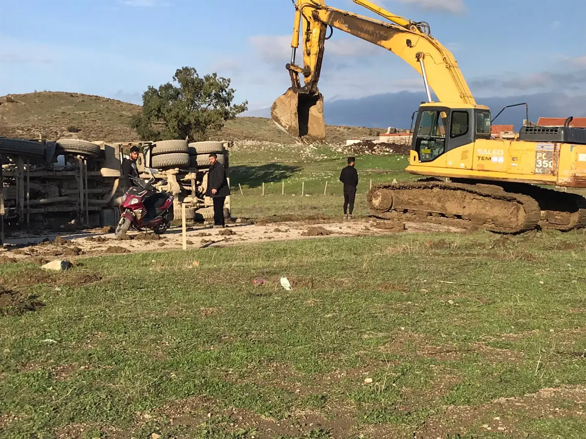 Beton mikser kamyonu devrildi: 1 yaralı