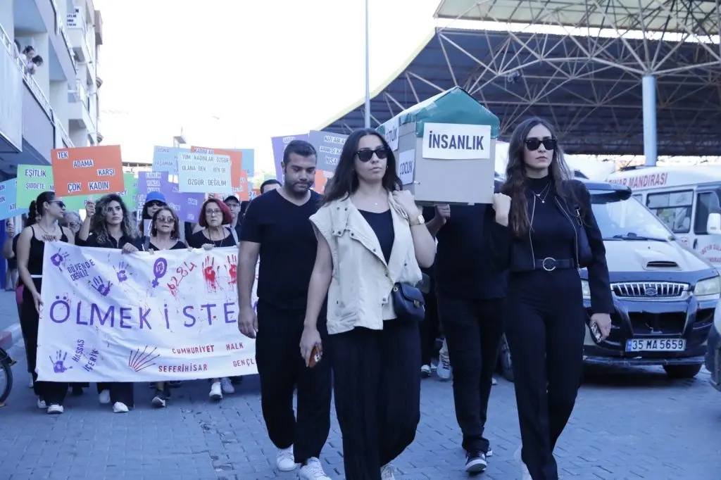 CHP Seferihisar Gençlik Kolları’ndan kadın cinayetlerine karşı harekete geçin çağrısı