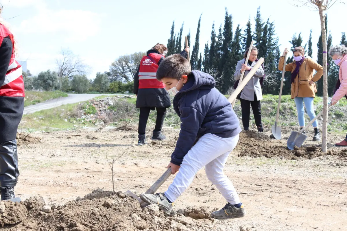 CHP Seferihisar kadın cinayetlerine ağaç dikerek tepki gösterdi