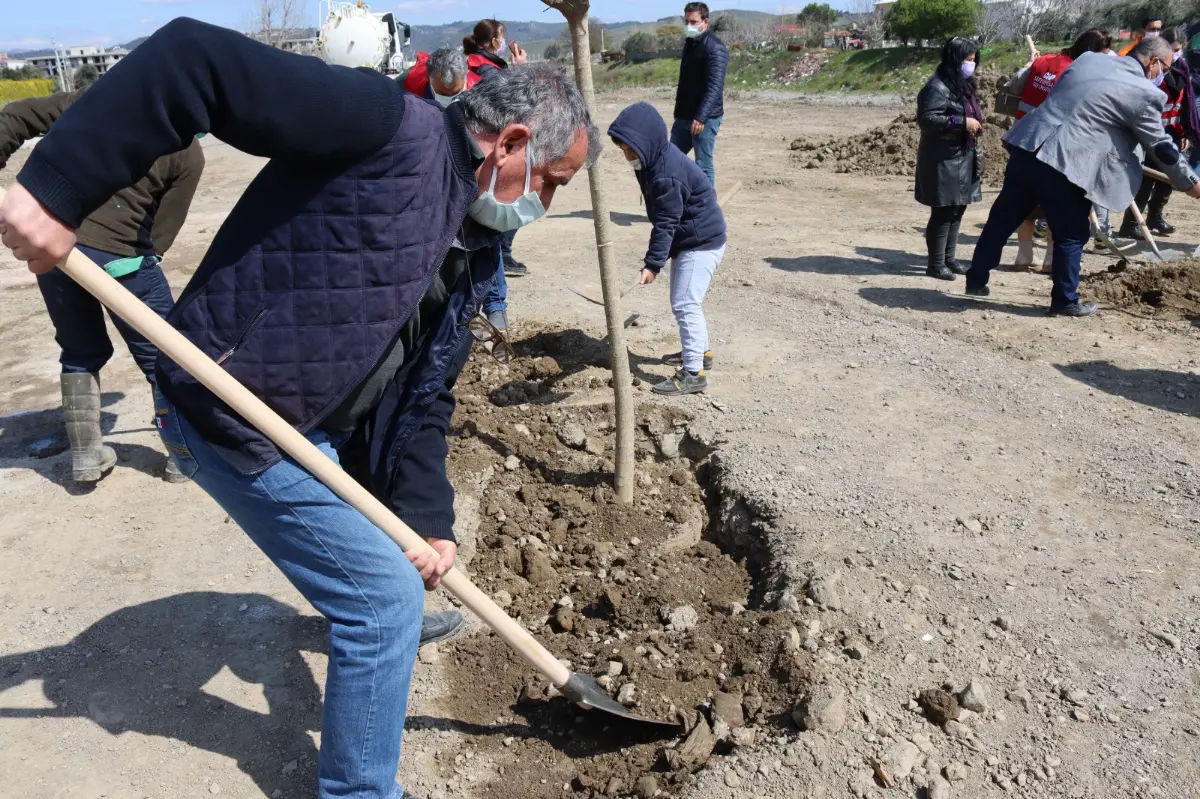 CHP Seferihisar kadın cinayetlerine ağaç dikerek tepki gösterdi