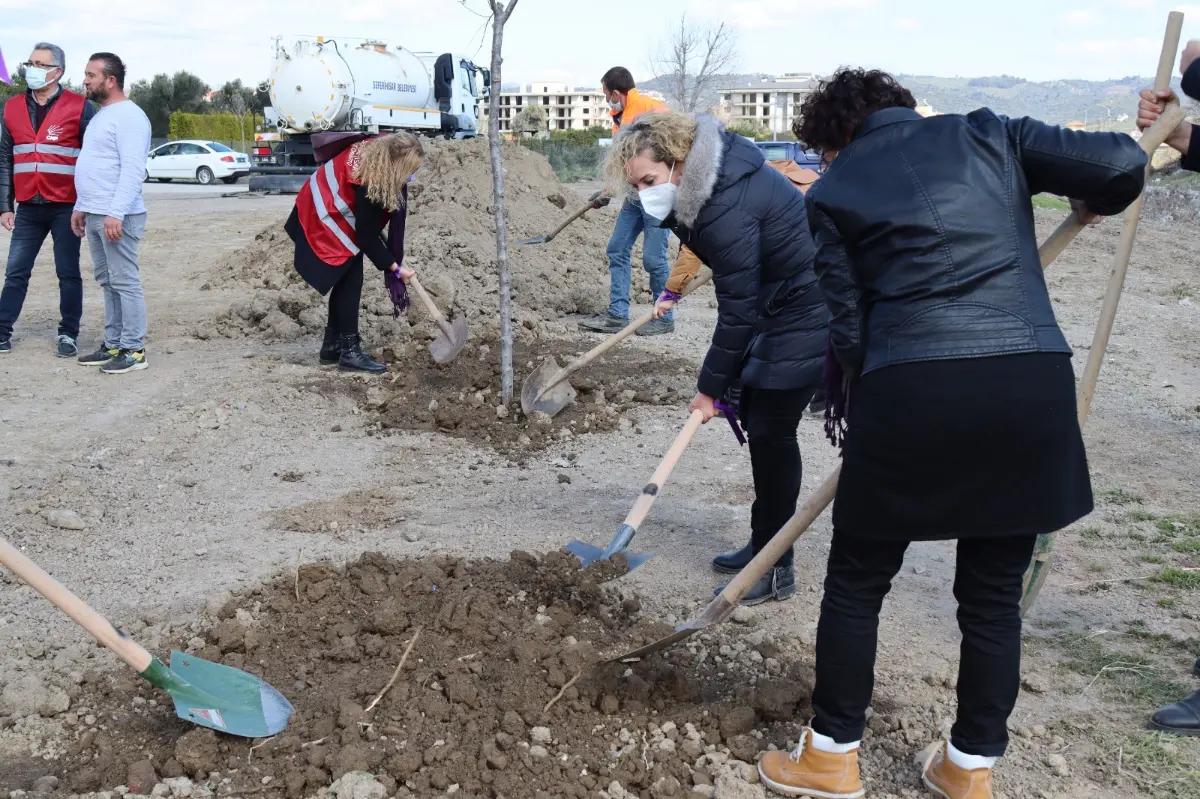 CHP Seferihisar kadın cinayetlerine ağaç dikerek tepki gösterdi