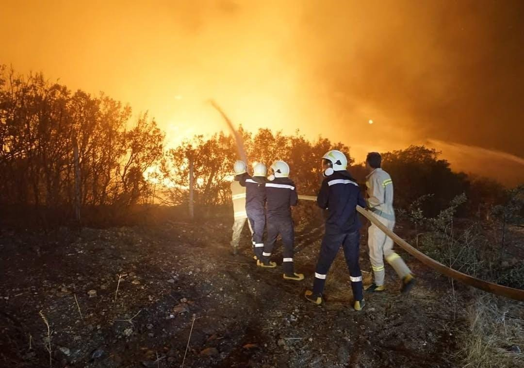 İzmir İtfaiyesi, Buca’daki yangında kararlılıkla mücadele ediyor