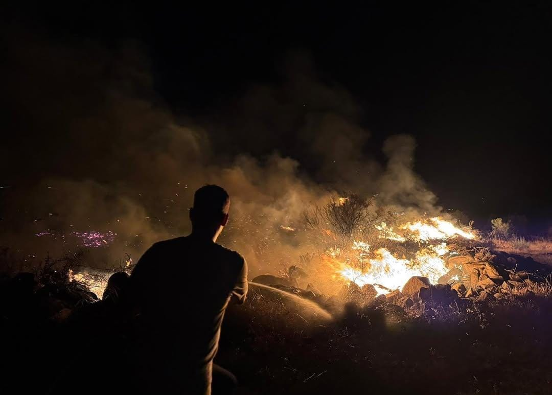 İzmir İtfaiyesi, Buca’daki yangında kararlılıkla mücadele ediyor
