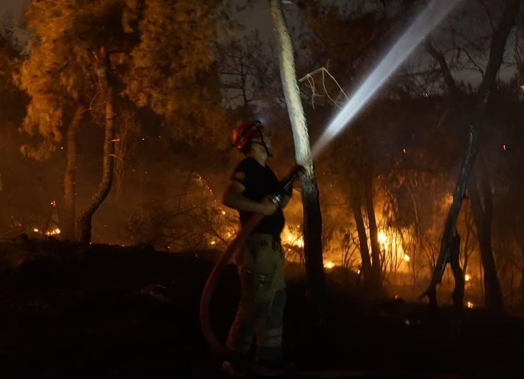 İzmir İtfaiyesi, Buca’daki yangında kararlılıkla mücadele ediyor