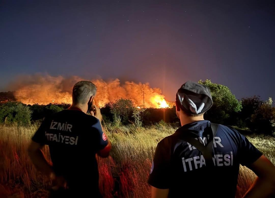 İzmir İtfaiyesi, Buca’daki yangında kararlılıkla mücadele ediyor