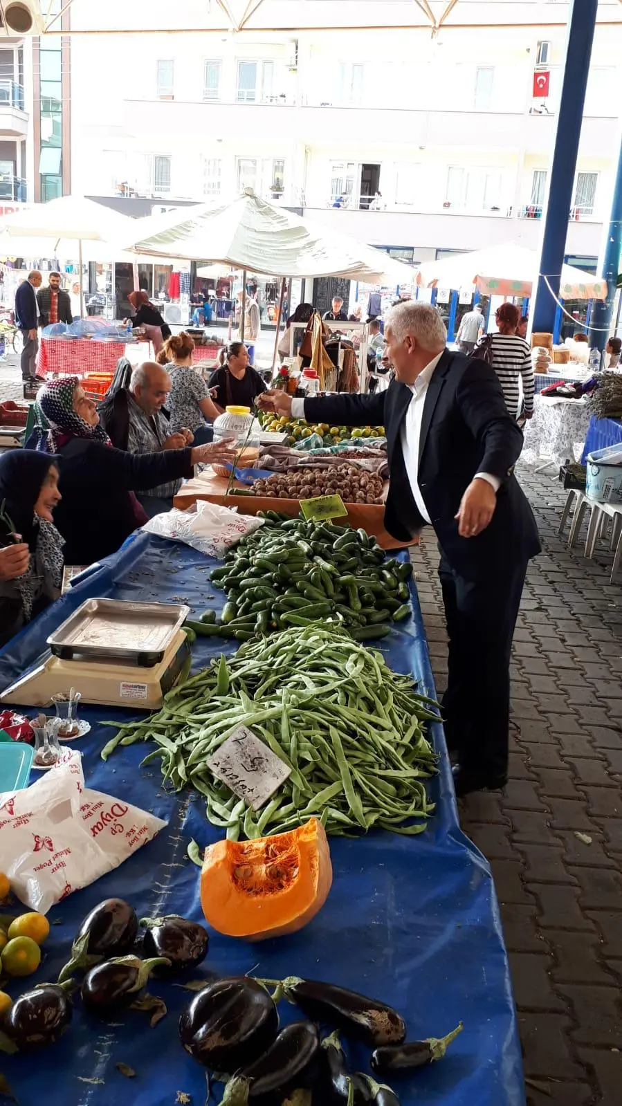 Kadın üreticilerin bayramını çiçeklerle kutladı