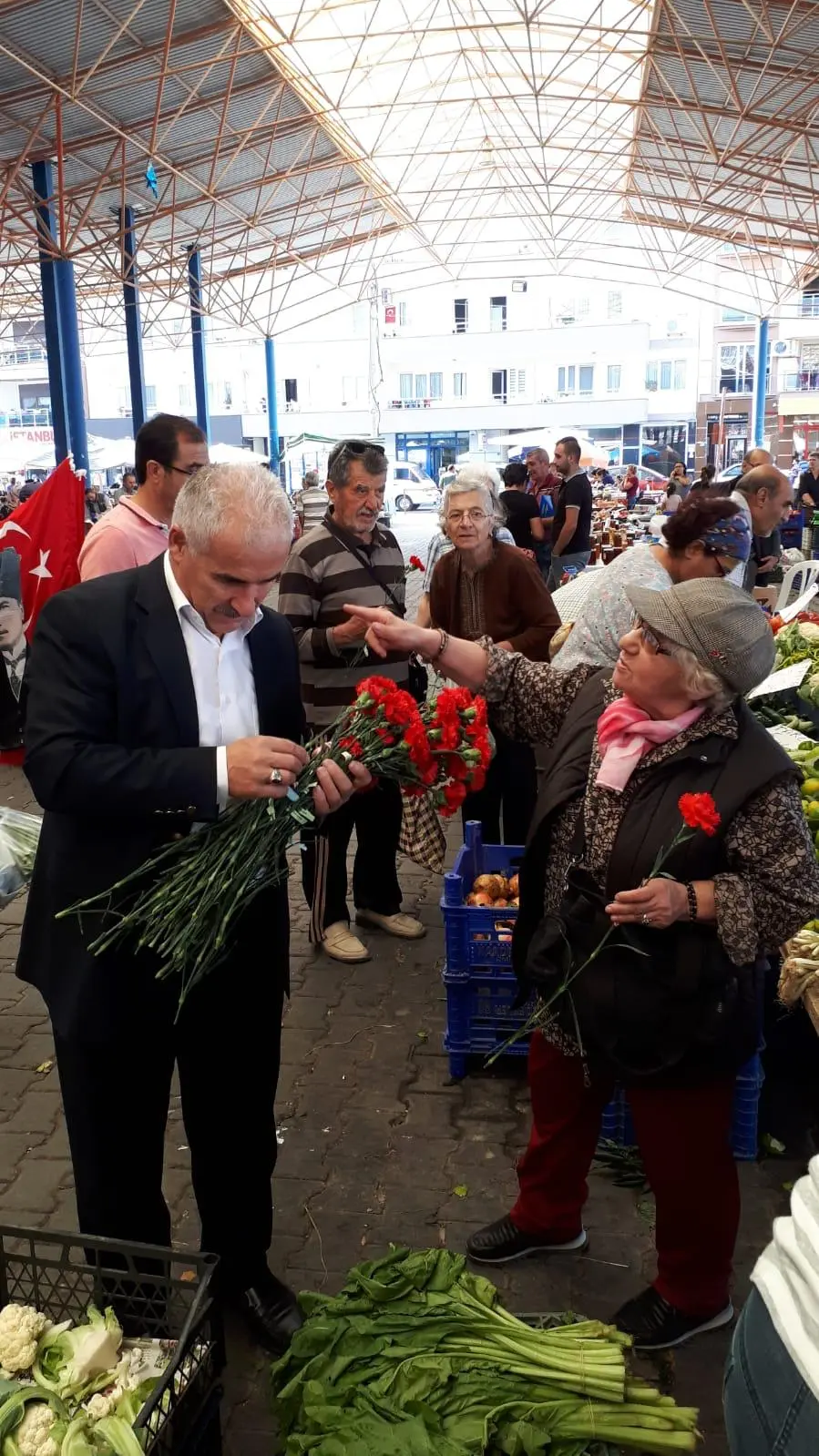 Kadın üreticilerin bayramını çiçeklerle kutladı