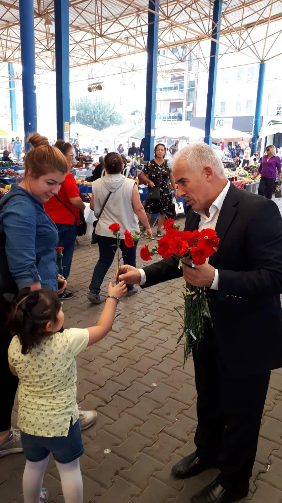 Kadın üreticilerin bayramını çiçeklerle kutladı