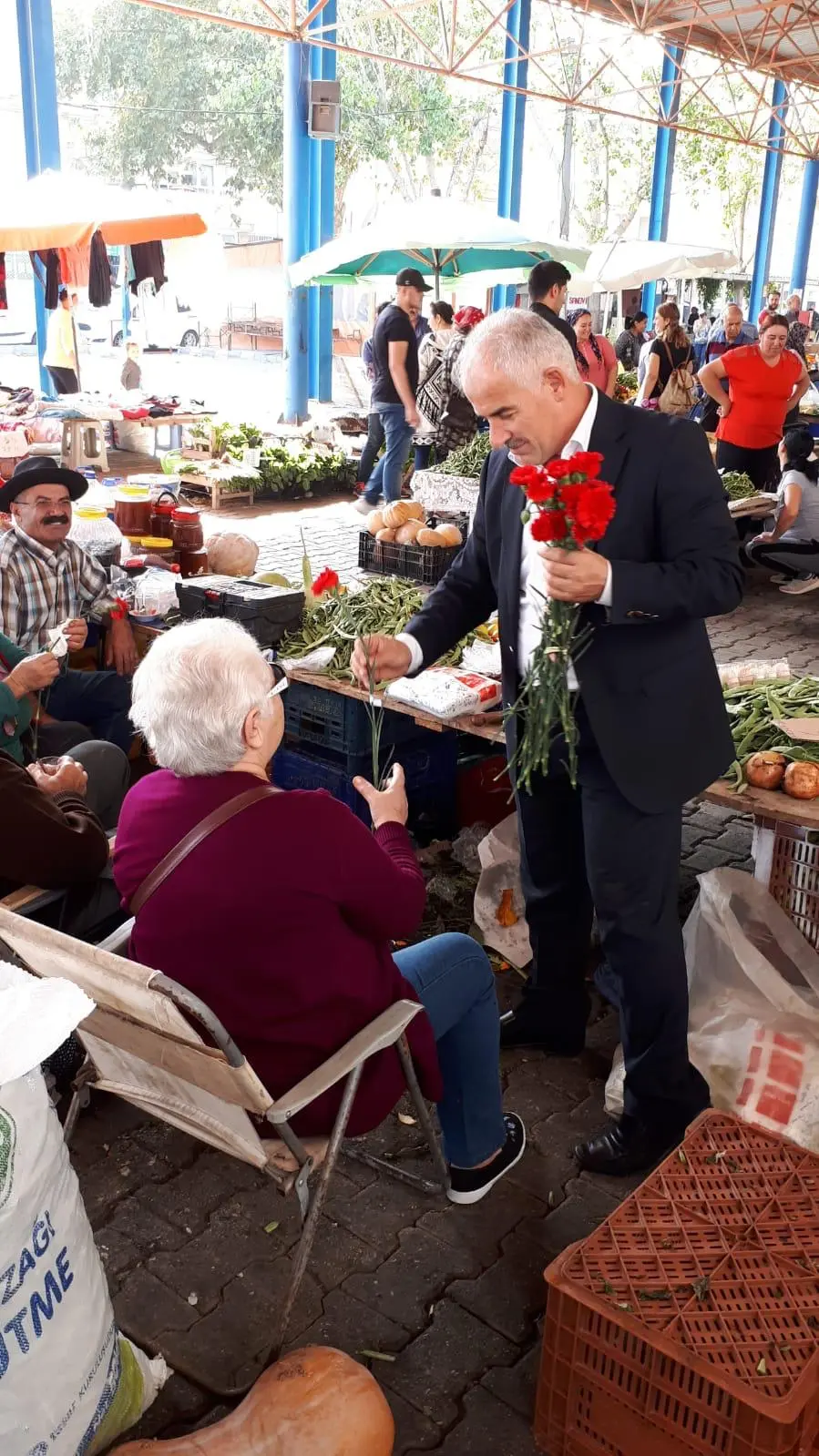 Kadın üreticilerin bayramını çiçeklerle kutladı