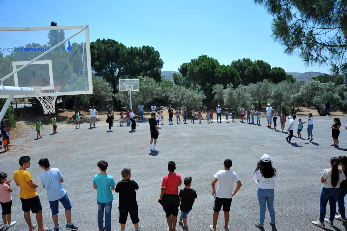 Milli Basketbolcu Ulamış’ta Çocuklarla