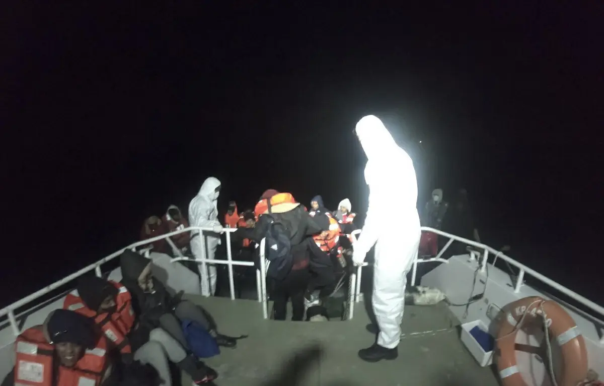 Ölüme itilen 243 düzensiz göçmen kurtarıldı