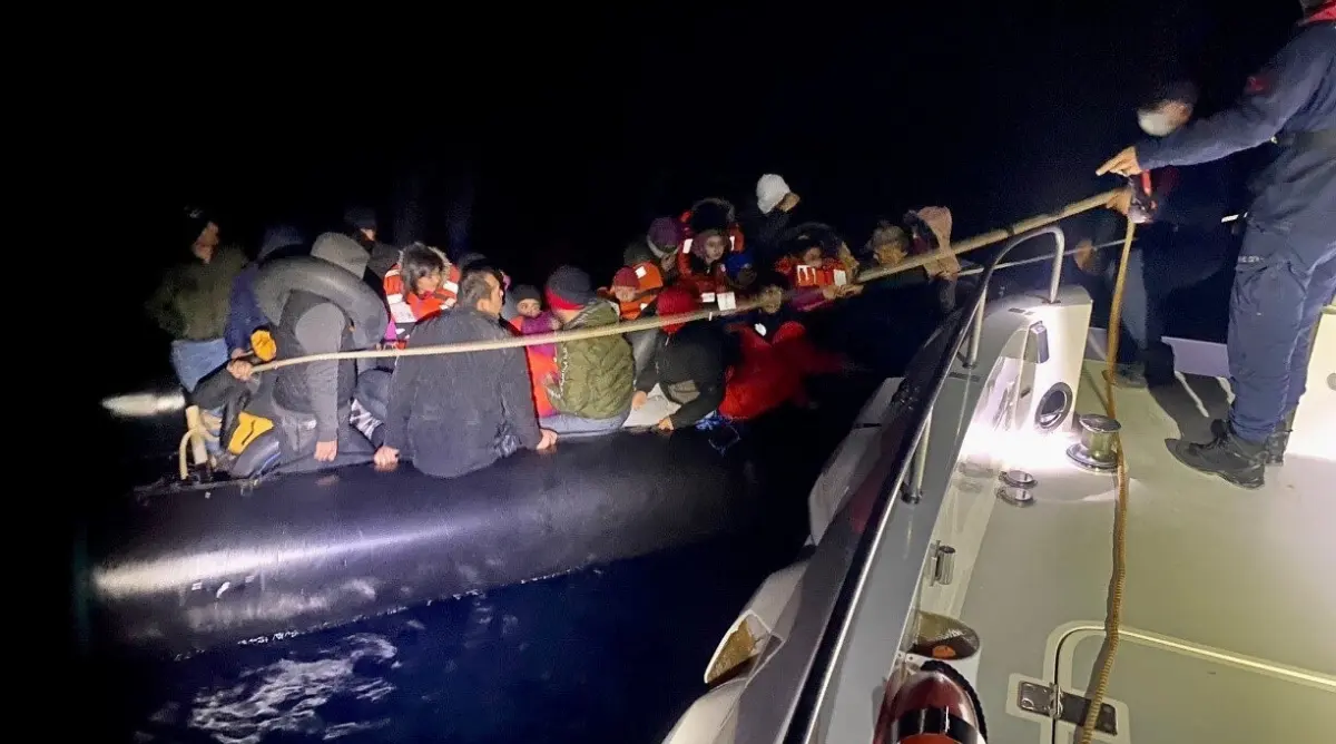 Ölüme itilen 243 düzensiz göçmen kurtarıldı