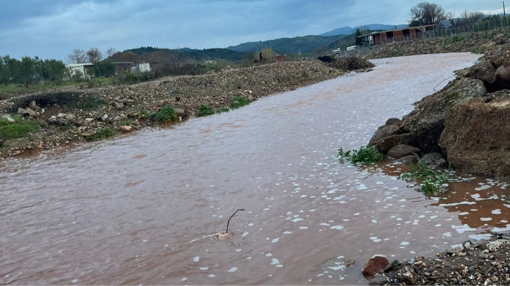 Orhanlı'da dere mağduriyeti: Vatandaşlar köprü talep ediyor