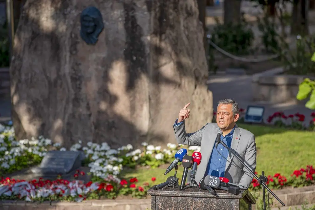 Özel, Zübeyde Hanım’ın mezarını ziyaret etti