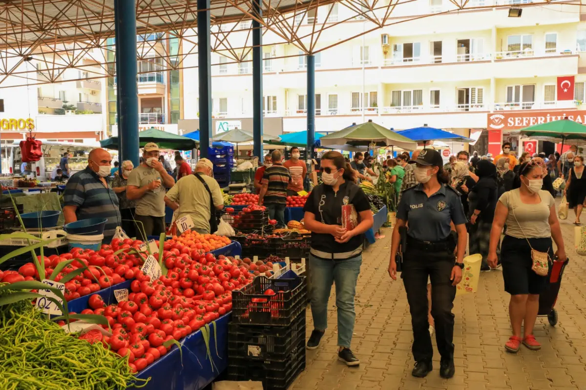 Pazarda tedbirler sıklaştı, polis tek tek durdurdu