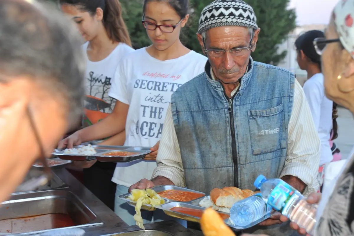 Seferihisar Belediyesi iftar sofrasını kuruyor