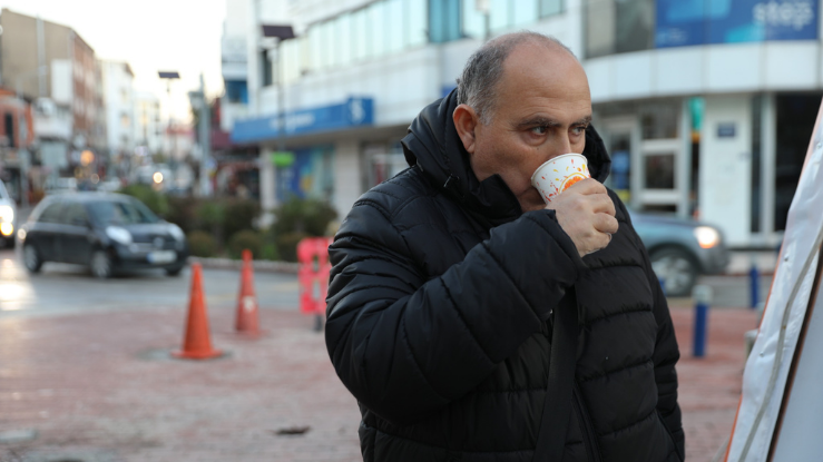 Seferihisar Belediyesi’nden vatandaşlara sıcak çorba ikramı