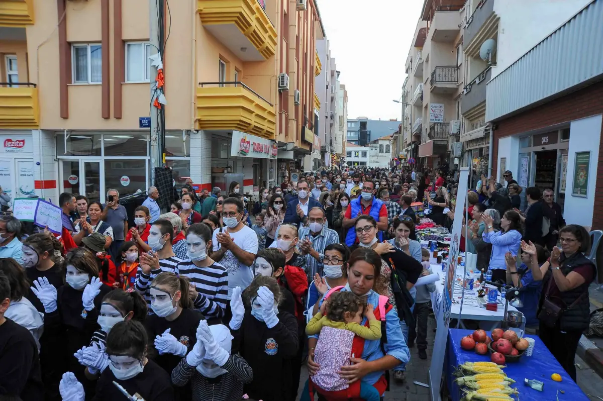 Seferihisar Çocuk Belediyesi’nden Lösev için farkındalık yürüyüşü