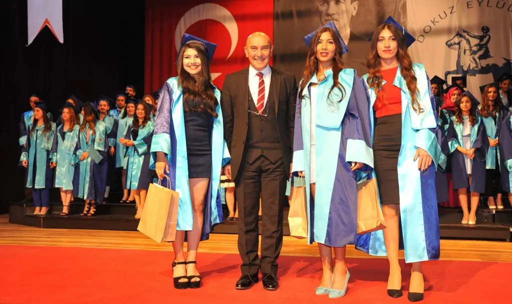 Seferihisar Fevziye Hepkon üniversitesi mezunlarını törenle uğurladı.