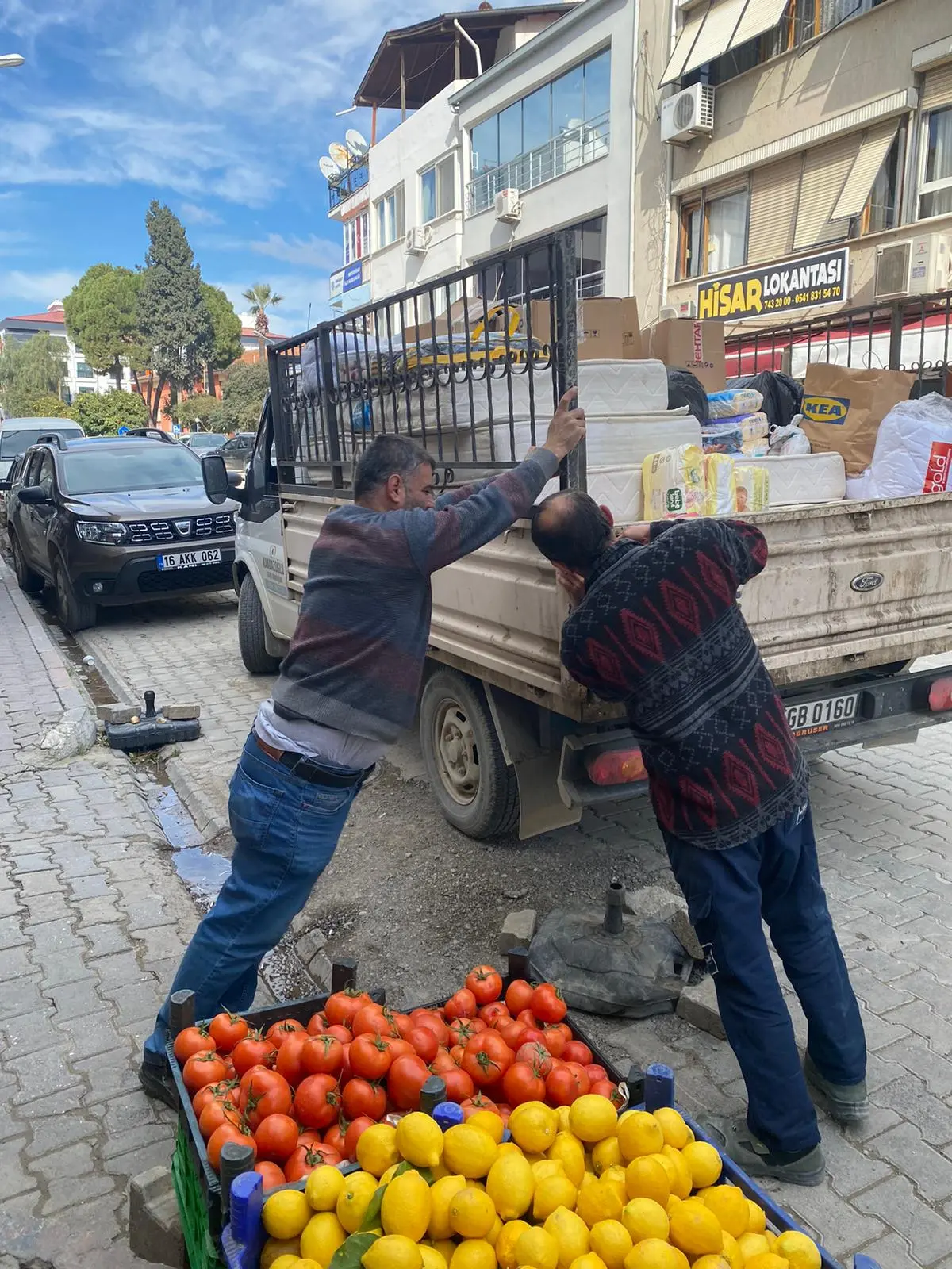 Seferihisar Karadenizliler Derneği afetin ilk gününden beri seferber