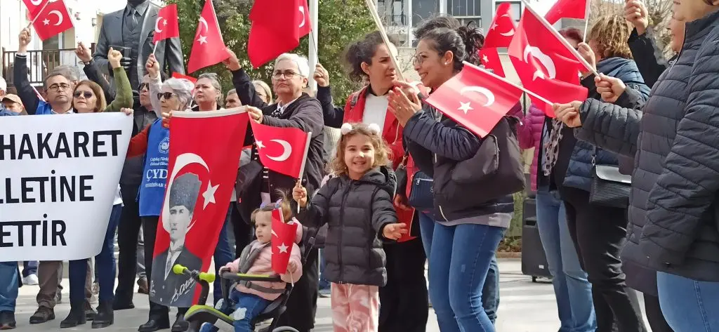 Seferihisar’da Atatürk’e hakaret edenlere suç duyurusu