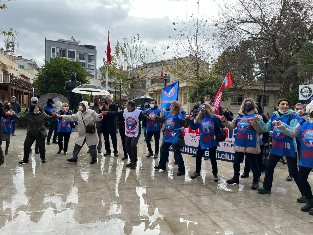 Seferihisar’da Eğitim İş Sendikası iş bırakma eylemi gerçekleşti