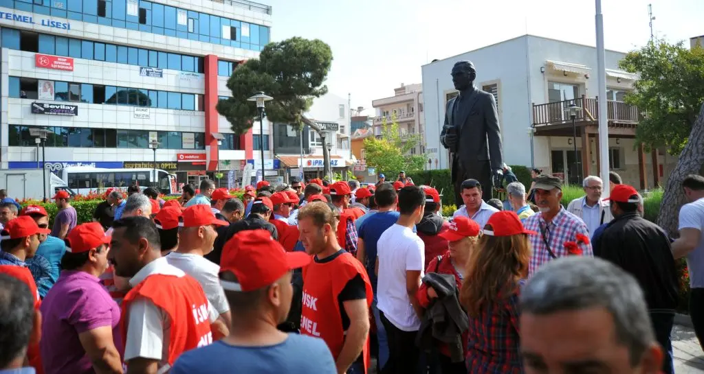 Seferihisar’da işçiler Atamıza çiçek koyarak bayramı başlattılar