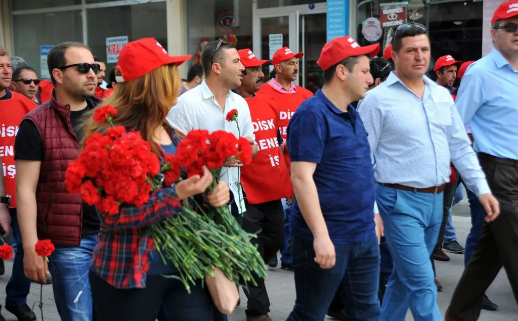 Seferihisar’da işçiler Atamıza çiçek koyarak bayramı başlattılar