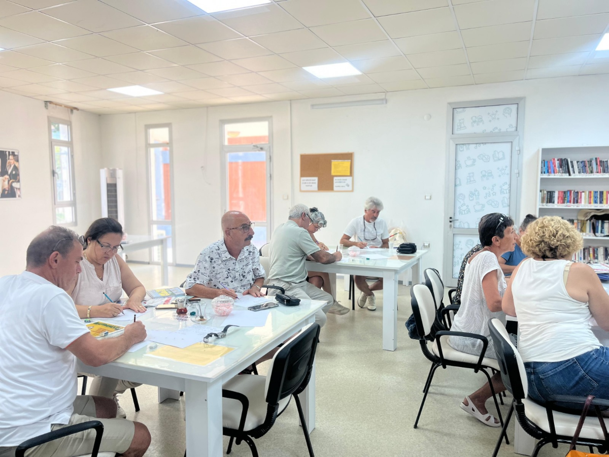 Seferihisar’da Karikatür Atölyesi Yaz Boyunca Devam Ediyor "Karikatür Çizmenin Yaşı Yoktur”