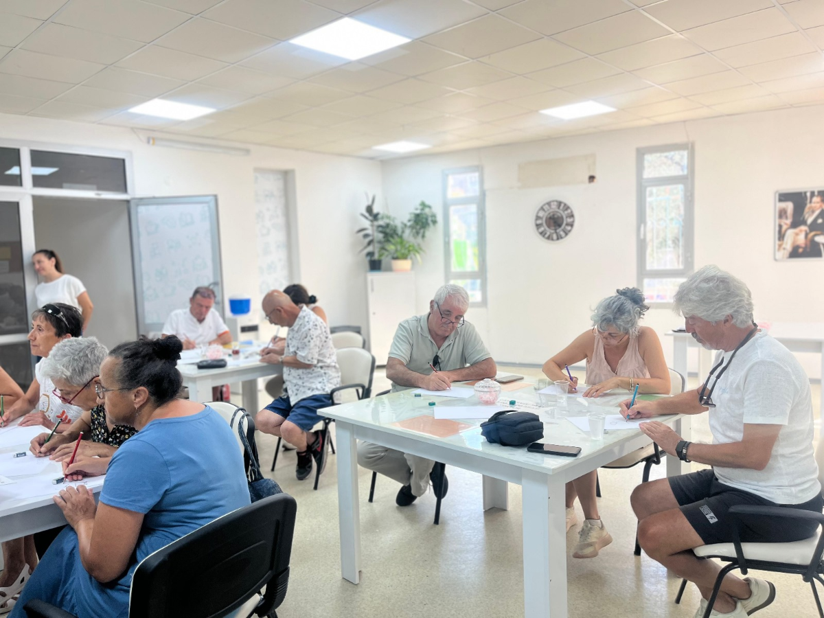 Seferihisar’da Karikatür Atölyesi Yaz Boyunca Devam Ediyor "Karikatür Çizmenin Yaşı Yoktur”