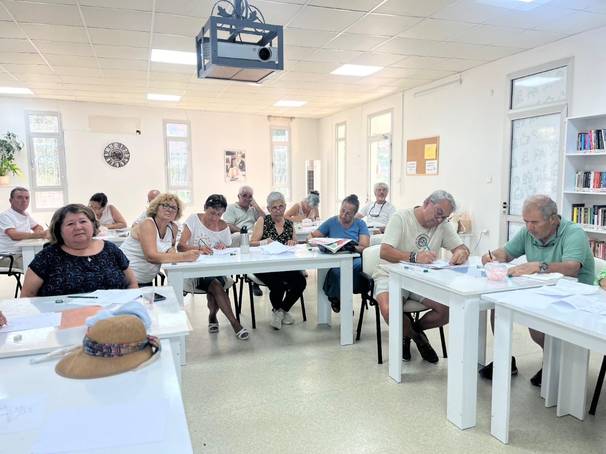 Seferihisar’da Karikatür Atölyesi Yaz Boyunca Devam Ediyor "Karikatür Çizmenin Yaşı Yoktur”