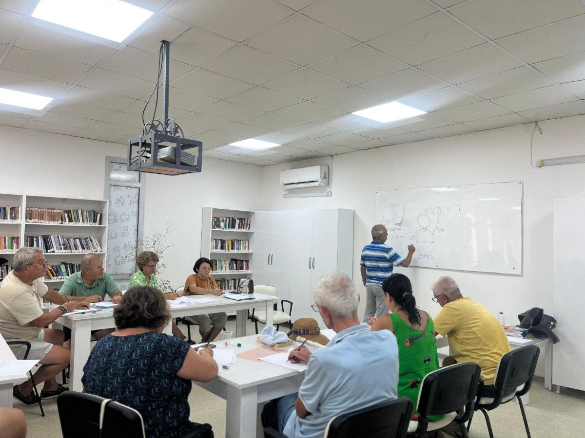 Seferihisar’da Karikatür Atölyesi Yaz Boyunca Devam Ediyor “Karikatür Çizmenin Yaşı Yoktur”