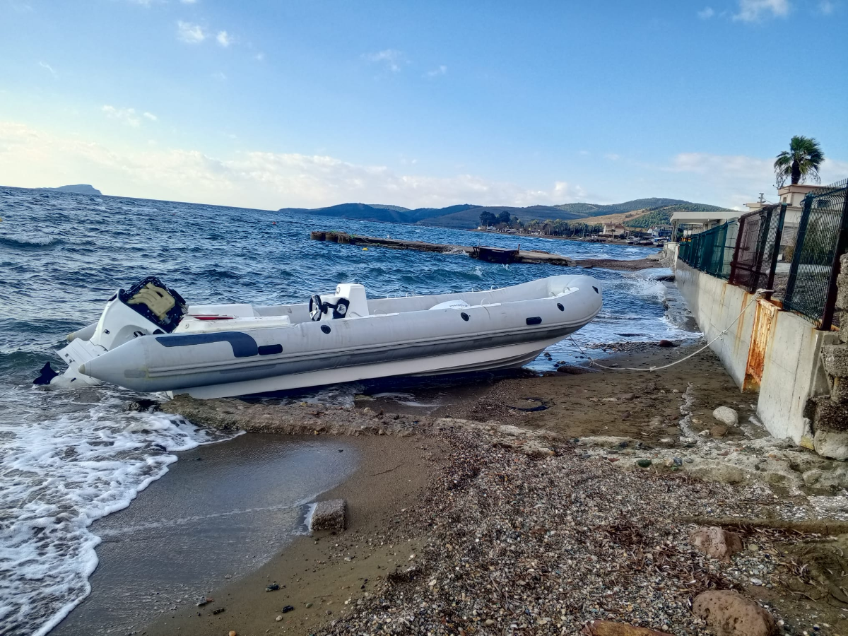 Seferihisar'da Sahilde Bulunan Şişme Bot İçin Duyuru