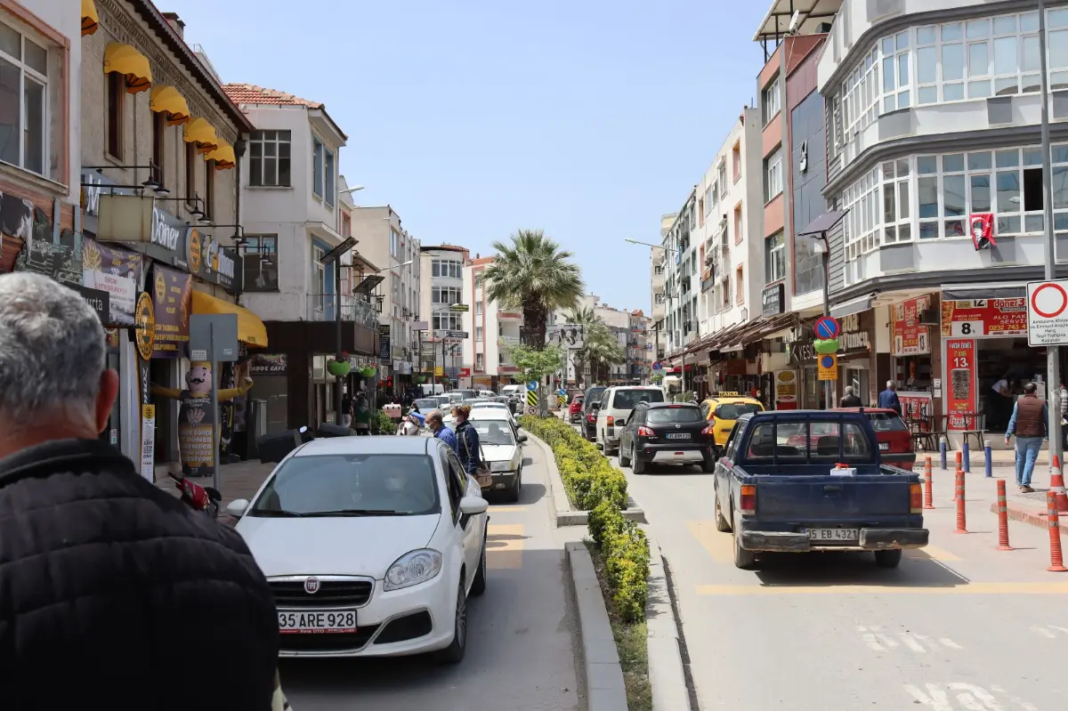 Seferihisar’da tam kapanma yoğunluğu; İzdiham yaşandı