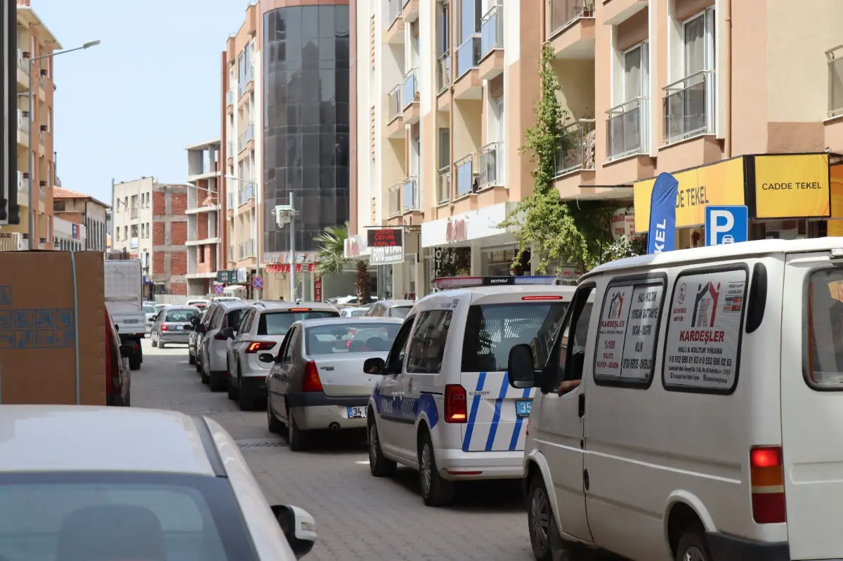 Seferihisar’da tam kapanma yoğunluğu; İzdiham yaşandı