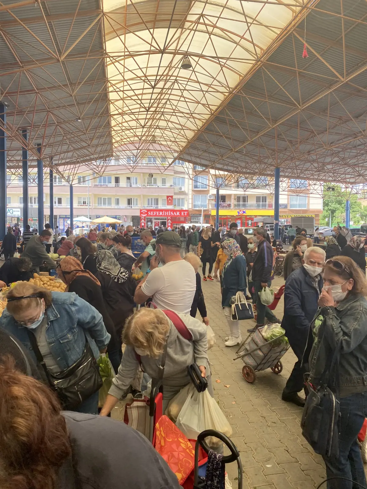 Seferihisar’da tam kapanma yoğunluğu; İzdiham yaşandı