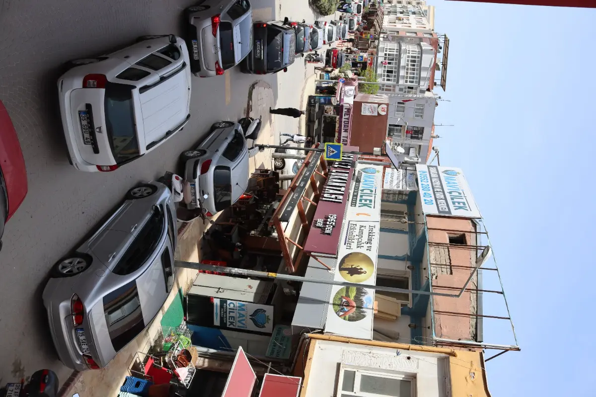 Seferihisar’da tam kapanma yoğunluğu; İzdiham yaşandı