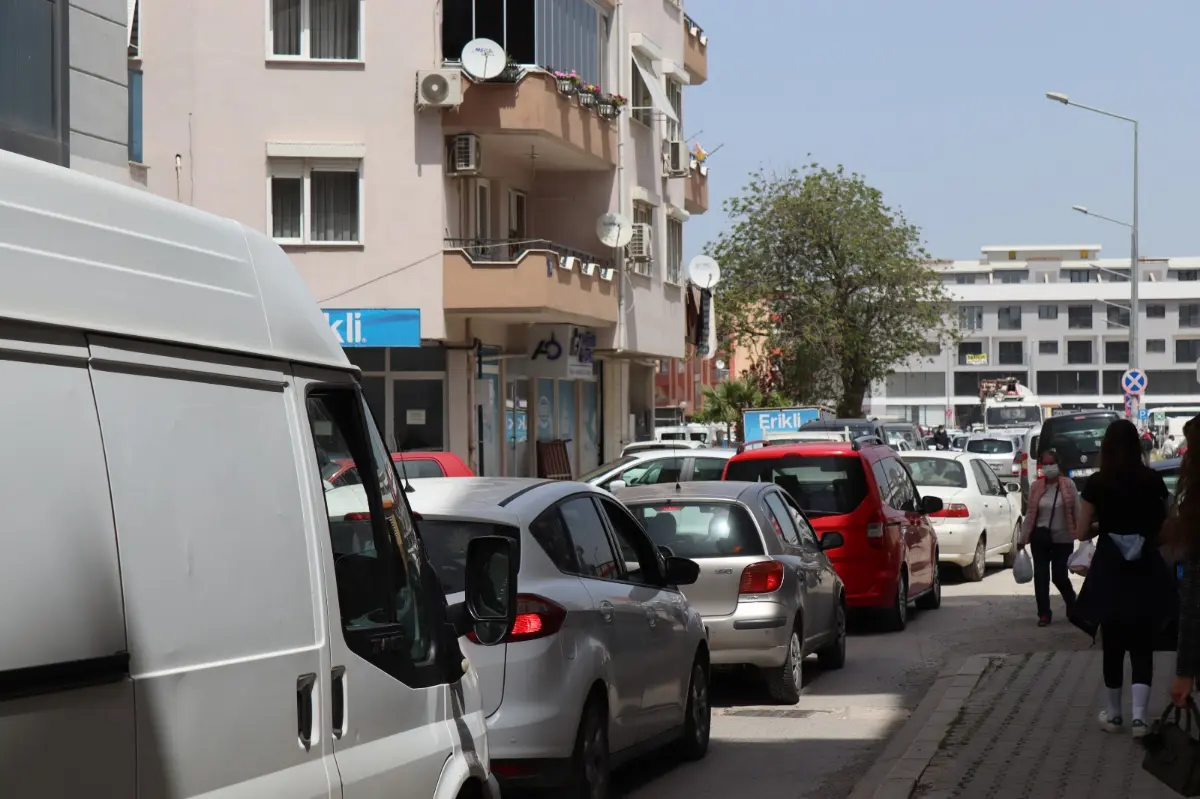 Seferihisar’da tam kapanma yoğunluğu; İzdiham yaşandı