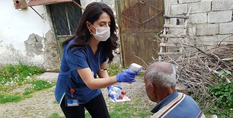 Seferihisar’da yaşlılara muayene ve dezenfekte