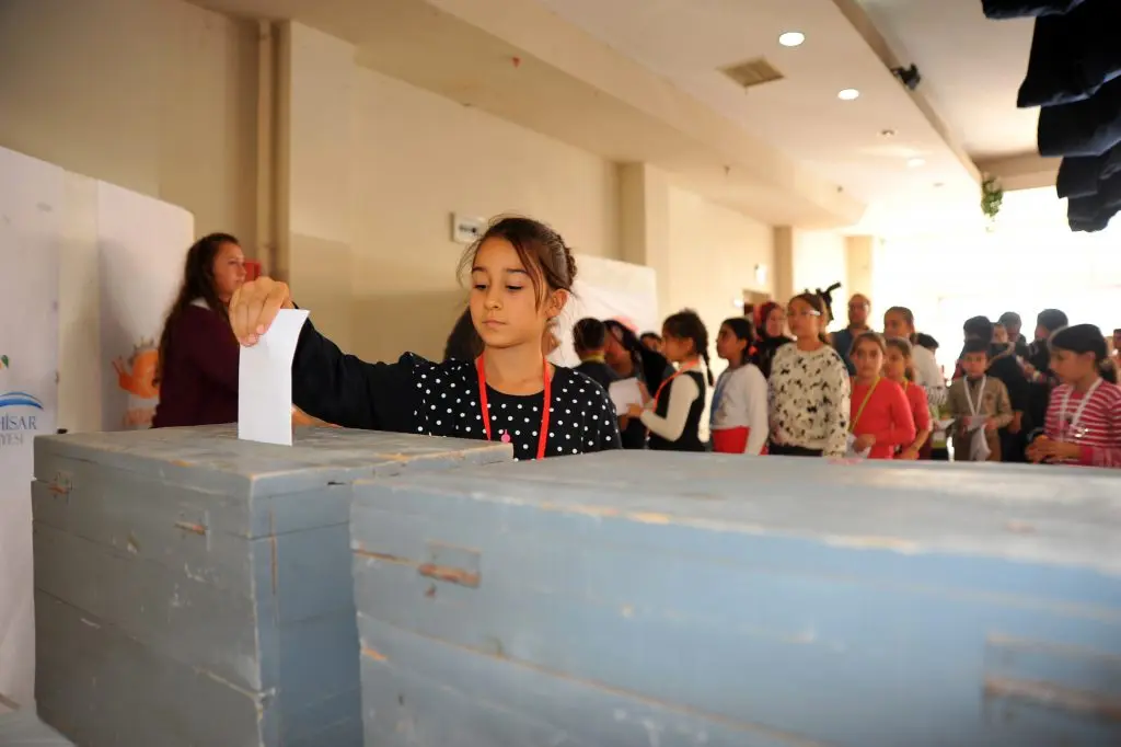 Seferihisar’ın Yeni Çocuk Belediye Başkanı Selin Oldu