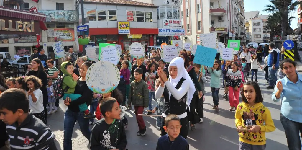 Seferihisarlı çocuklar ‘savaşsız bir dünya’ için yürüdüler.